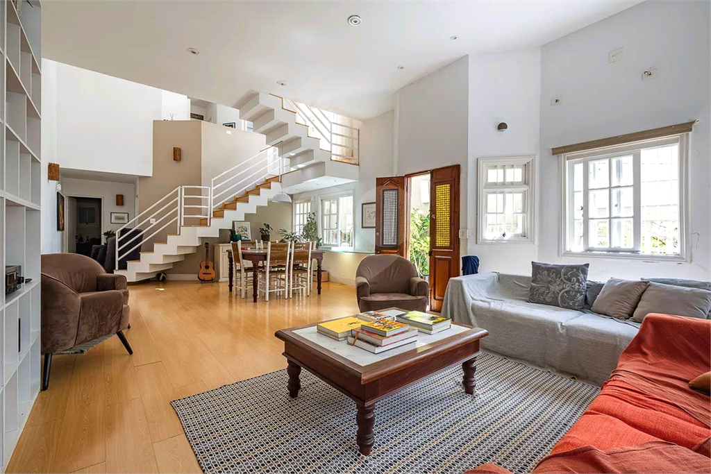 Casa à venda no Sumaré, 3 dormitórios, 1 suite, piscina, 2 vagas