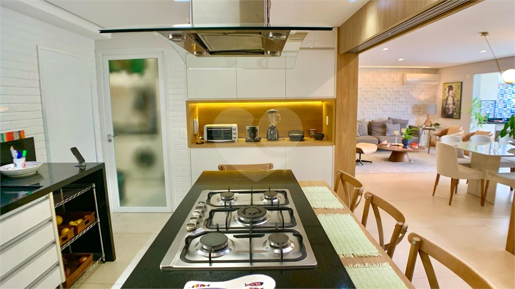 Apartamento à venda em ALTO DE PINHEIROS com 167 m² 
