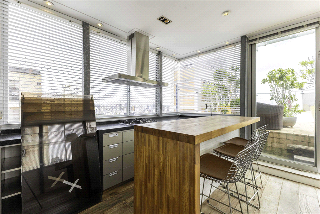 Cobertura dúplex com 175 m para venda e locação no charmoso bairro da Vila Madalena-SP