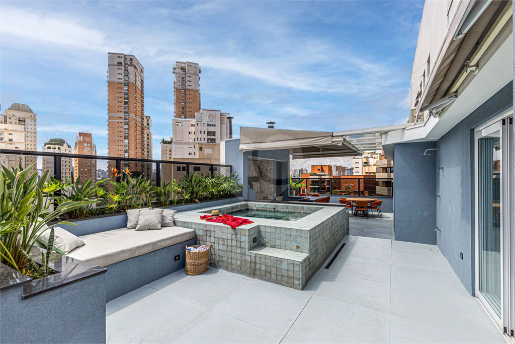 Cobertura com piscina e espaço gourmet privado 4 suítes 4 vagas Vila Uberabinha