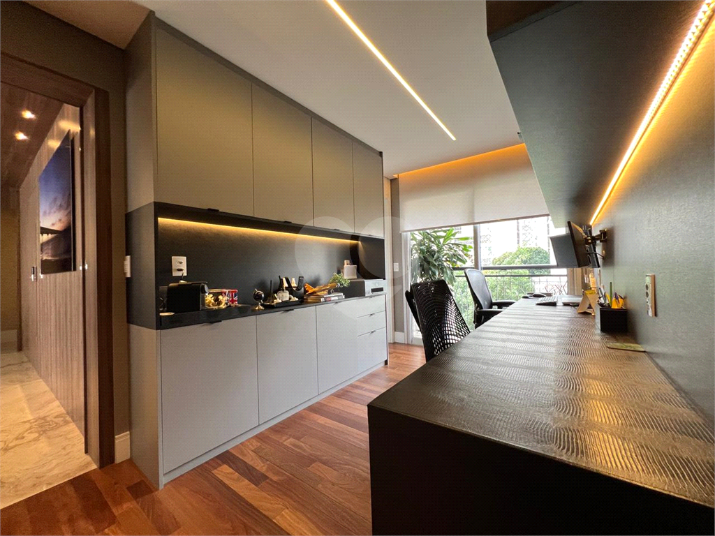 Apartamento de projeto assinado por Mattos Arquitetura