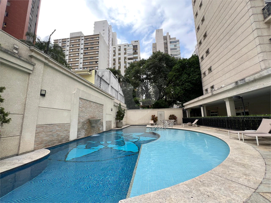 Apartamento de projeto assinado por Mattos Arquitetura