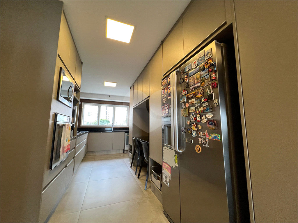 Apartamento de projeto assinado por Mattos Arquitetura