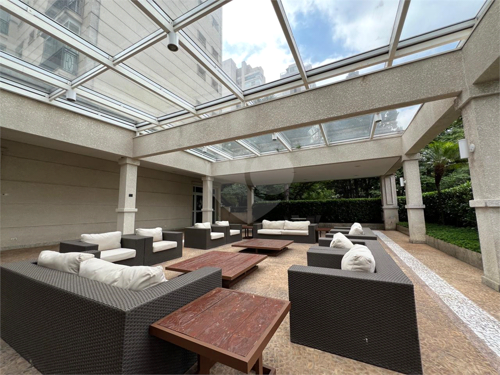 Apartamento de projeto assinado por Mattos Arquitetura