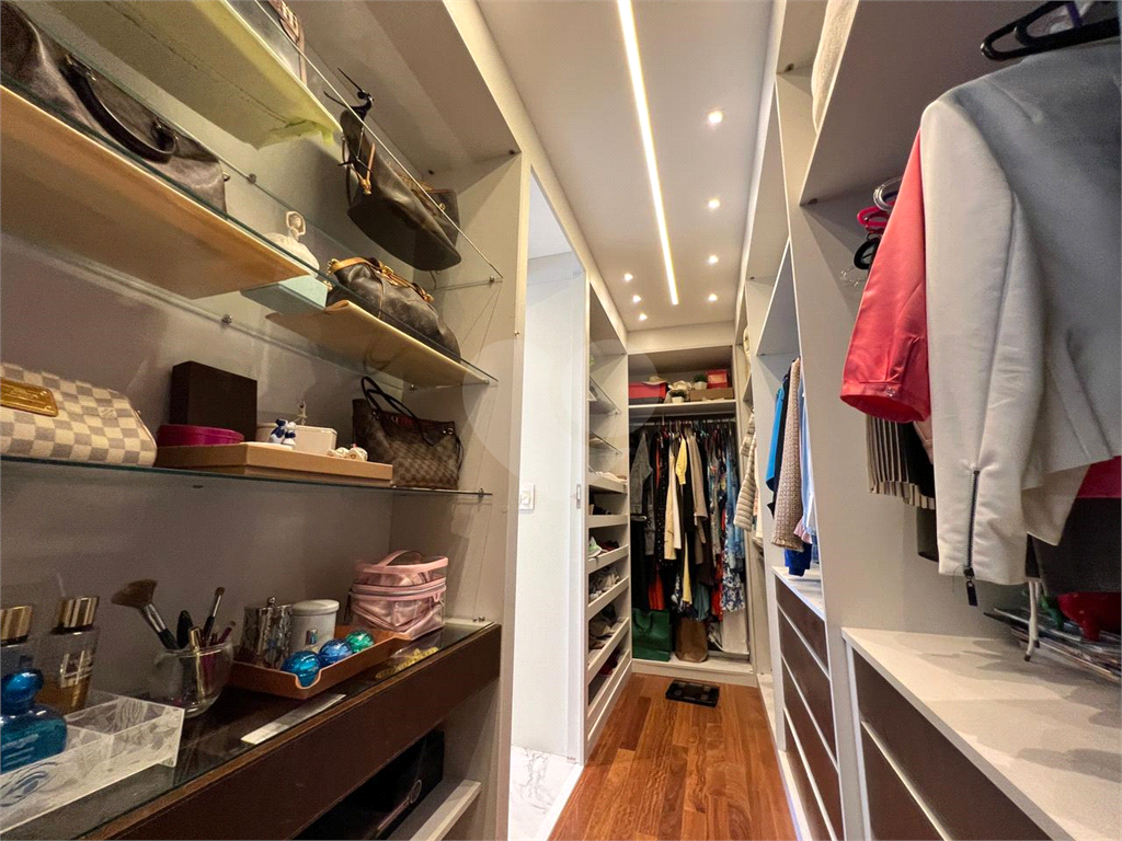 Apartamento de projeto assinado por Mattos Arquitetura