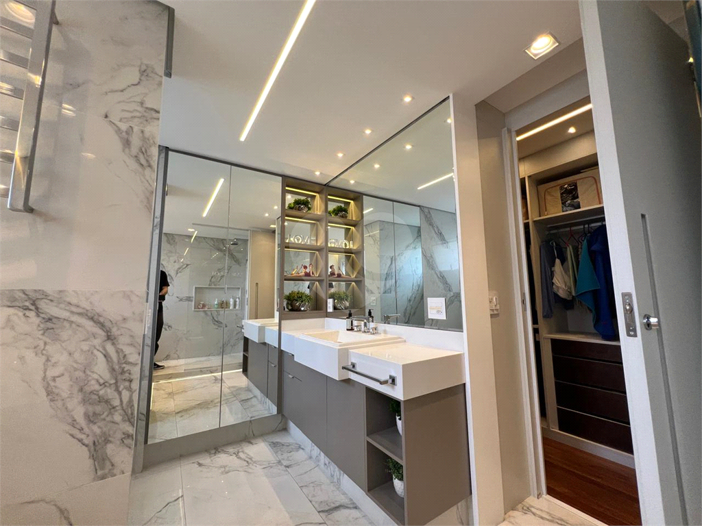 Apartamento de projeto assinado por Mattos Arquitetura