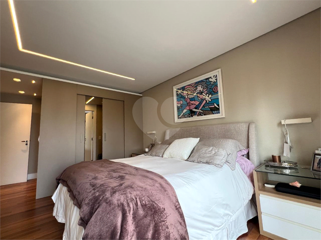 Apartamento de projeto assinado por Mattos Arquitetura