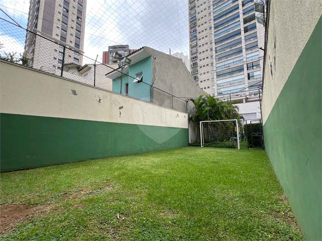 Apartamento de projeto assinado por Mattos Arquitetura