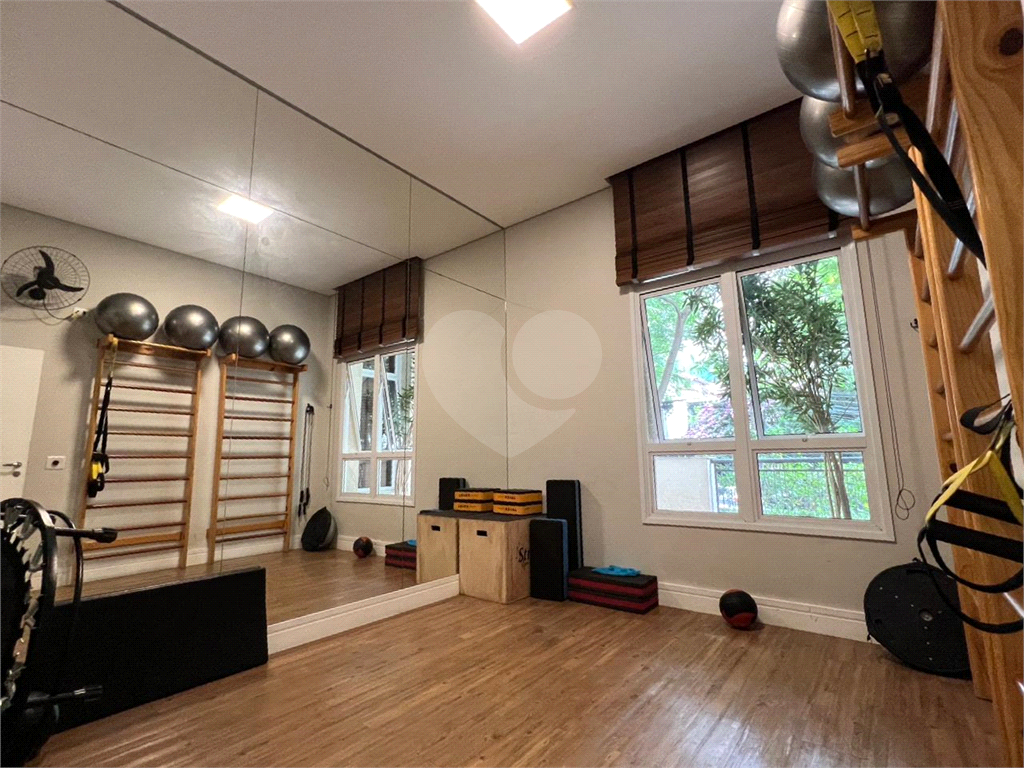 Apartamento de projeto assinado por Mattos Arquitetura