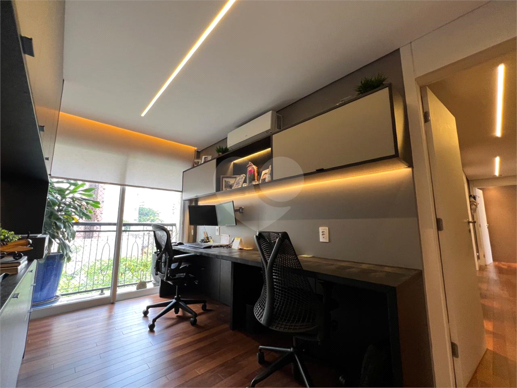 Apartamento de projeto assinado por Mattos Arquitetura