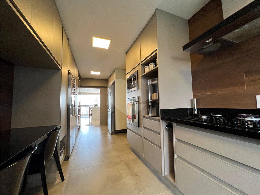 Apartamento de projeto assinado por Mattos Arquitetura