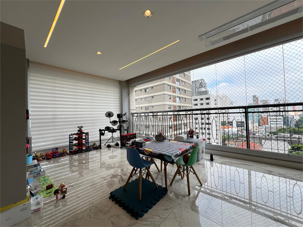 Apartamento de projeto assinado por Mattos Arquitetura