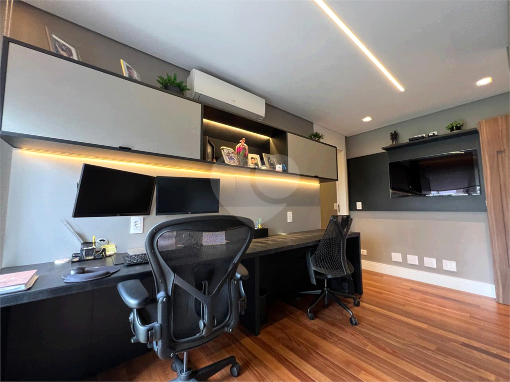 Apartamento de projeto assinado por Mattos Arquitetura