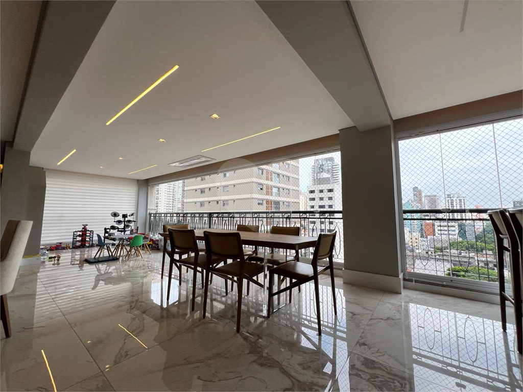 Apartamento de projeto assinado por Mattos Arquitetura