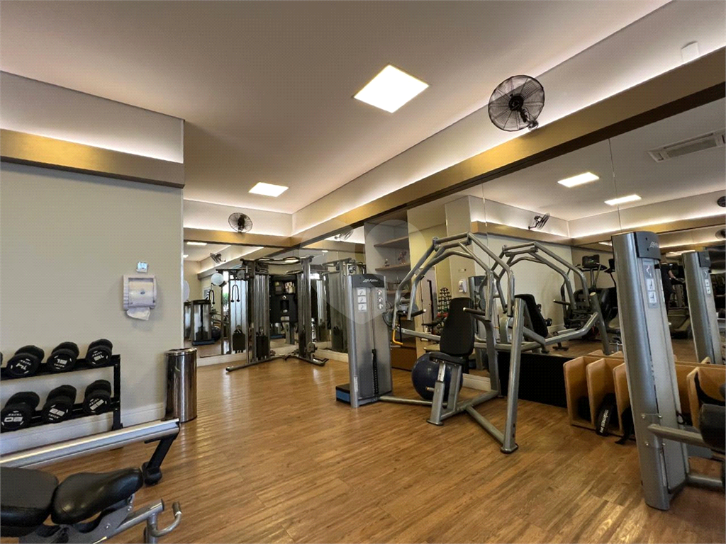 Apartamento de projeto assinado por Mattos Arquitetura