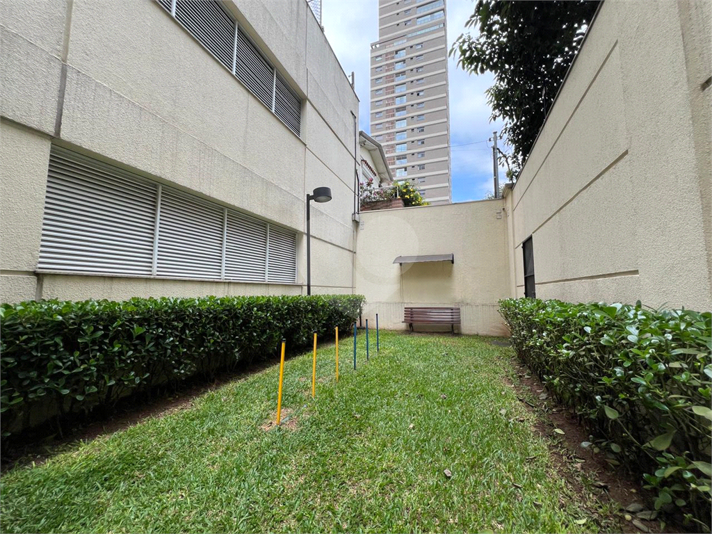 Apartamento de projeto assinado por Mattos Arquitetura