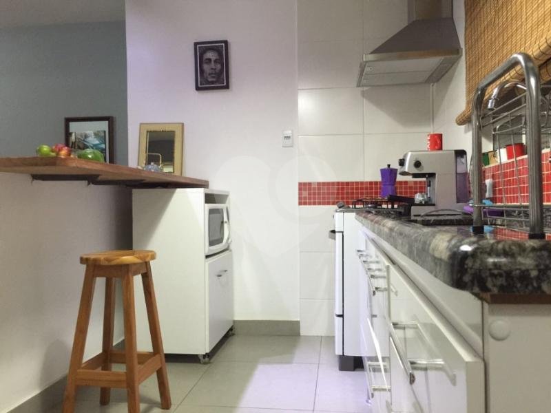 More ao lado do metrô, apartamento todo reformado!