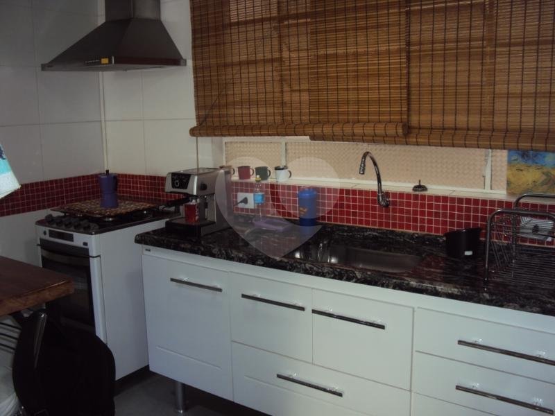More ao lado do metrô, apartamento todo reformado!