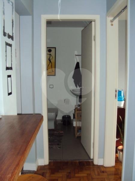 More ao lado do metrô, apartamento todo reformado!
