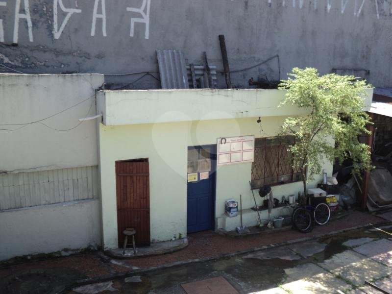 Galpão de esquina com a radial leste. Vão livre. 