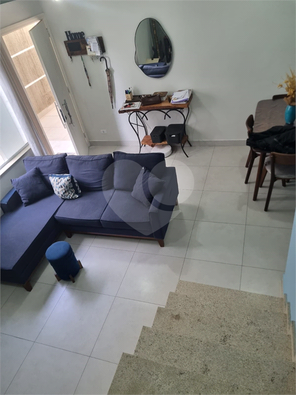SOBRADO DE 70 METROS COM DUAS SUÍTES, DUAS VAGAS DE GARAGEM,
