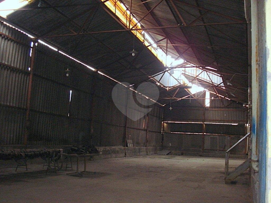 Galpão com 2.700m2 de área construída - Casa Verde