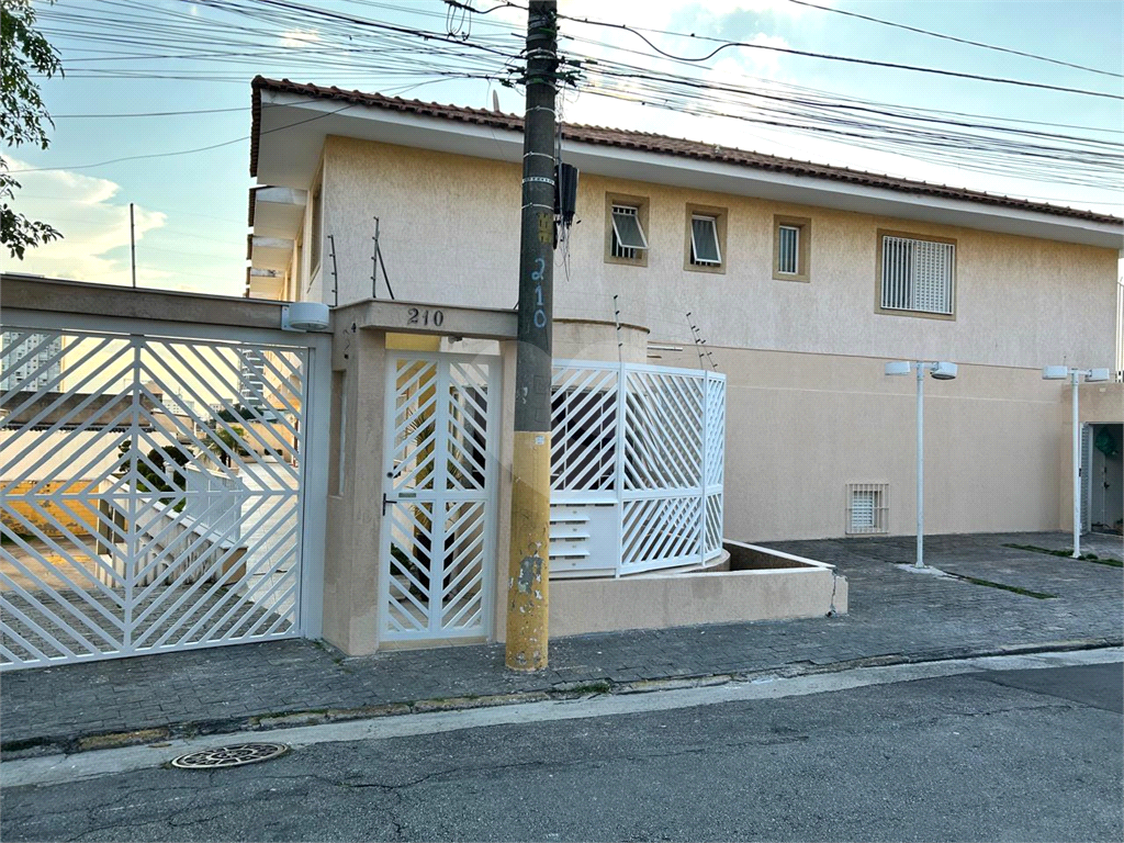 Sobrado em condomínio fechado no bairro do Mandaqui com 3 dormitórios sendo 1 suíte. 