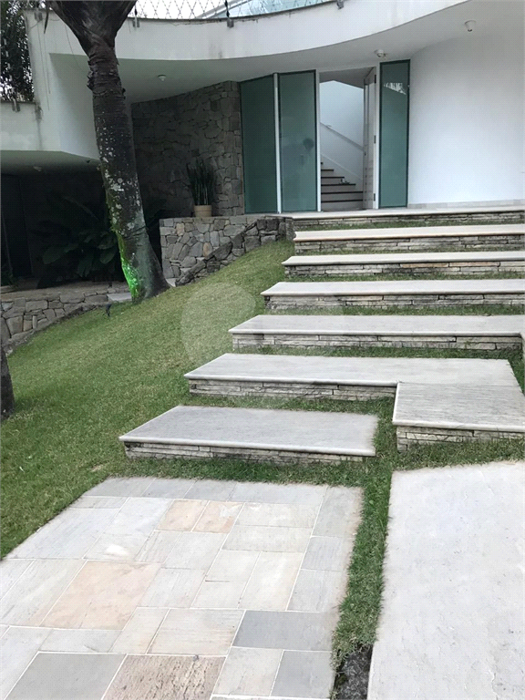 Mansão ao pé da Serra da Cantareira 800m² área construída