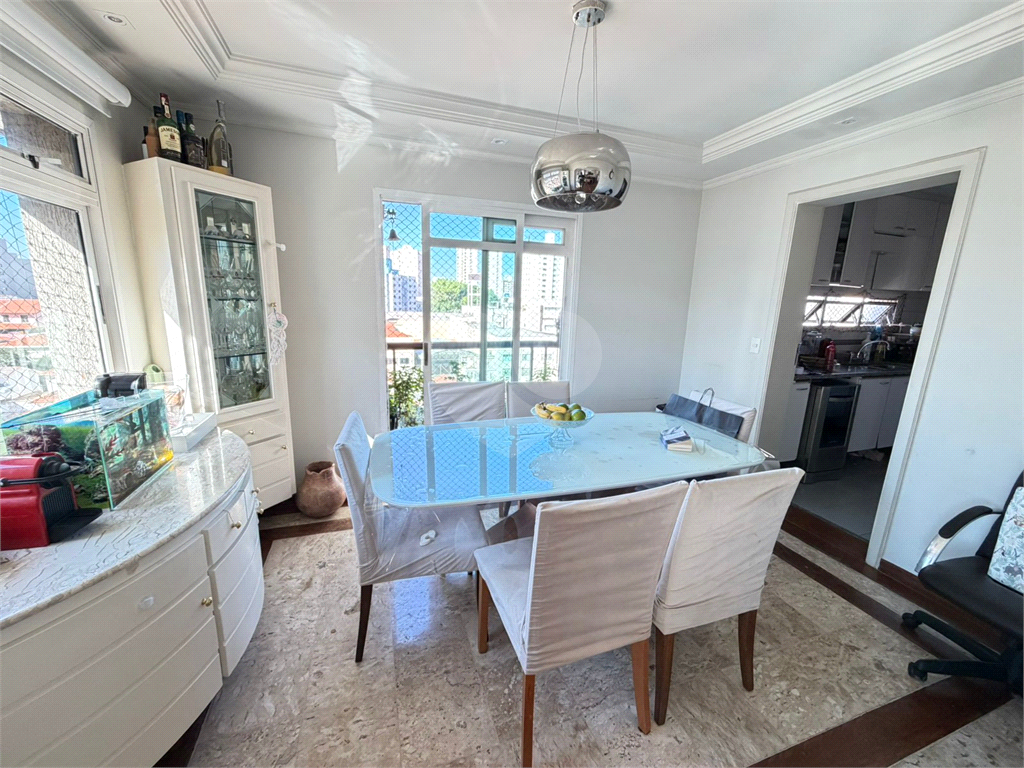 Apartamento Alto de Santana 170m², 3 suítes, clássico com piso madeira.