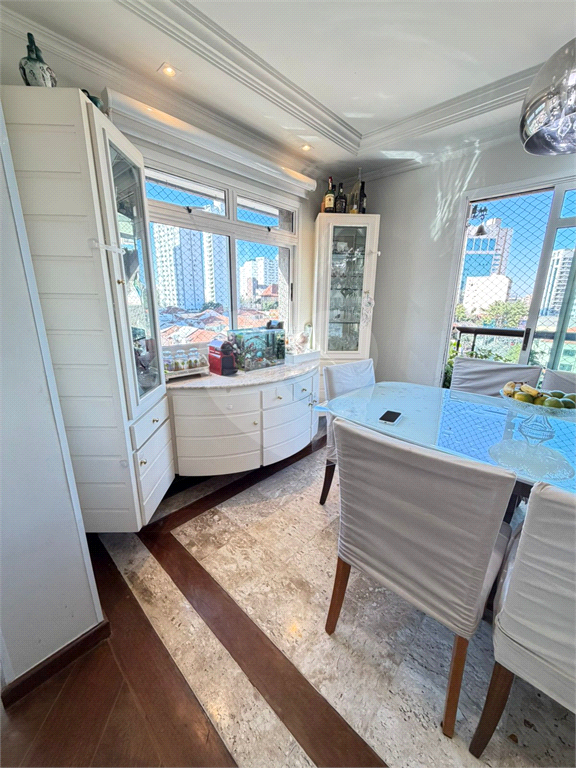 Apartamento Alto de Santana 170m², 3 suítes, clássico com piso madeira.