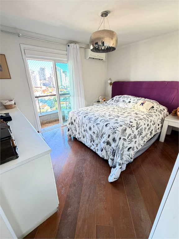 Apartamento Alto de Santana 170m², 3 suítes, clássico com piso madeira.