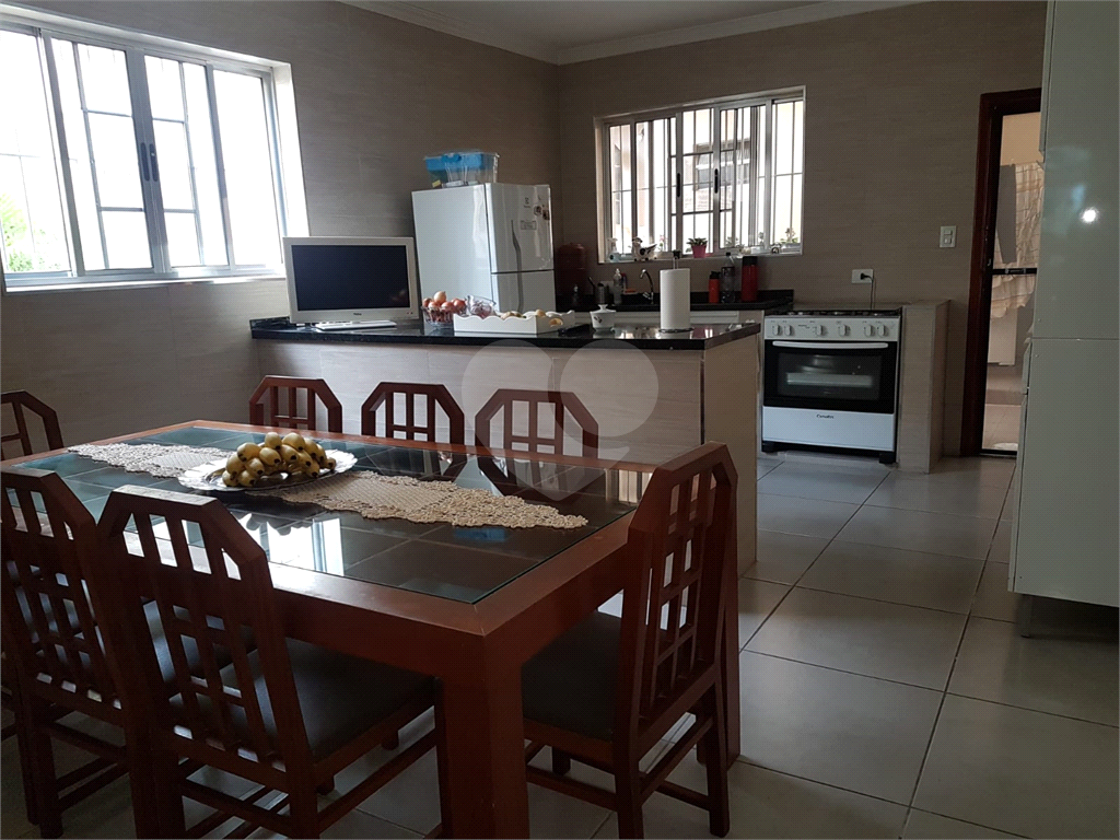 Sobrado no Jardim França - 3 dormitórios, banheiro social, sala para 2 ambientes, 2 vaga de garagem, lavabo lateral, quintal com churrasqueira.  localização privilegiada.