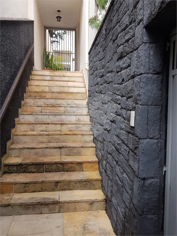 Sobrado no Jardim França - 3 dormitórios, banheiro social, sala para 2 ambientes, 2 vaga de garagem, lavabo lateral, quintal com churrasqueira.  localização privilegiada.