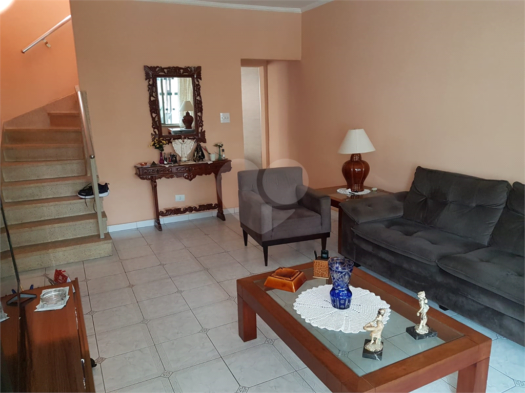 Sobrado no Jardim França - 3 dormitórios, banheiro social, sala para 2 ambientes, 2 vaga de garagem, lavabo lateral, quintal com churrasqueira.  localização privilegiada.