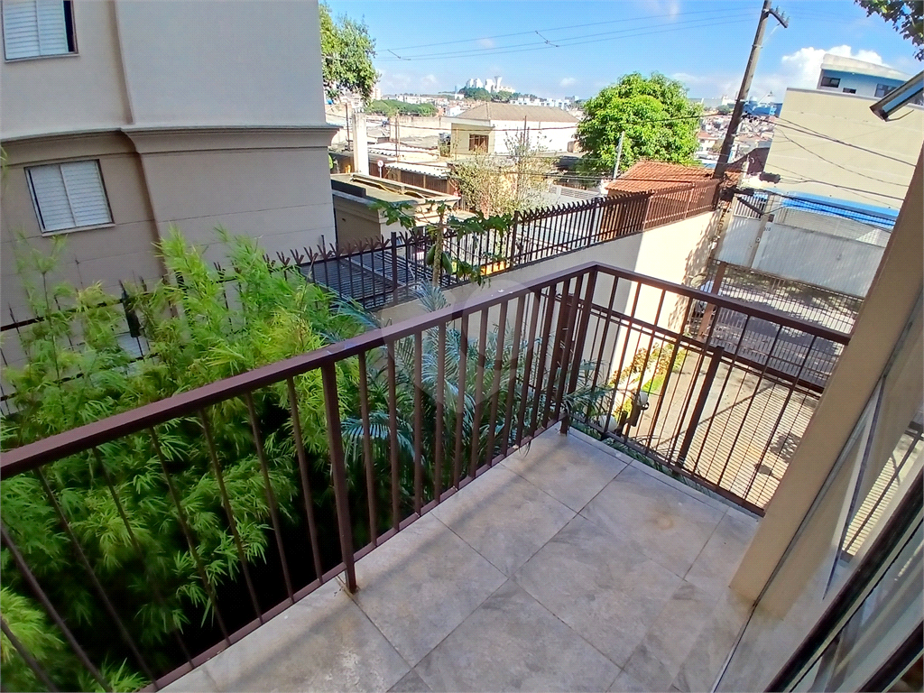 Apto 2 quartos, sala com varanda e vaga de garagem