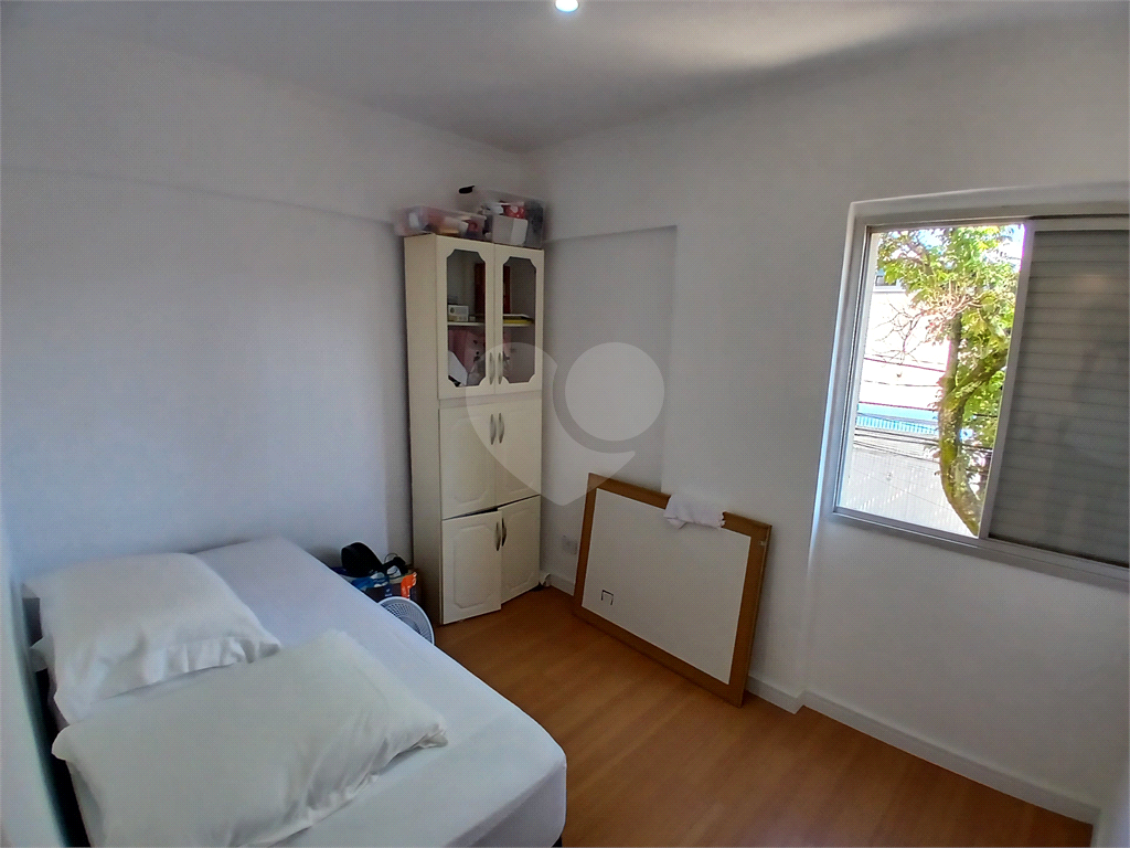Apto 2 quartos, sala com varanda e vaga de garagem