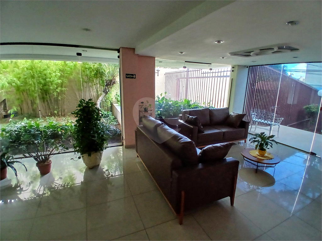 Apto 2 quartos, sala com varanda e vaga de garagem