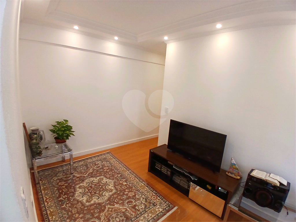 Apto 2 quartos, sala com varanda e vaga de garagem