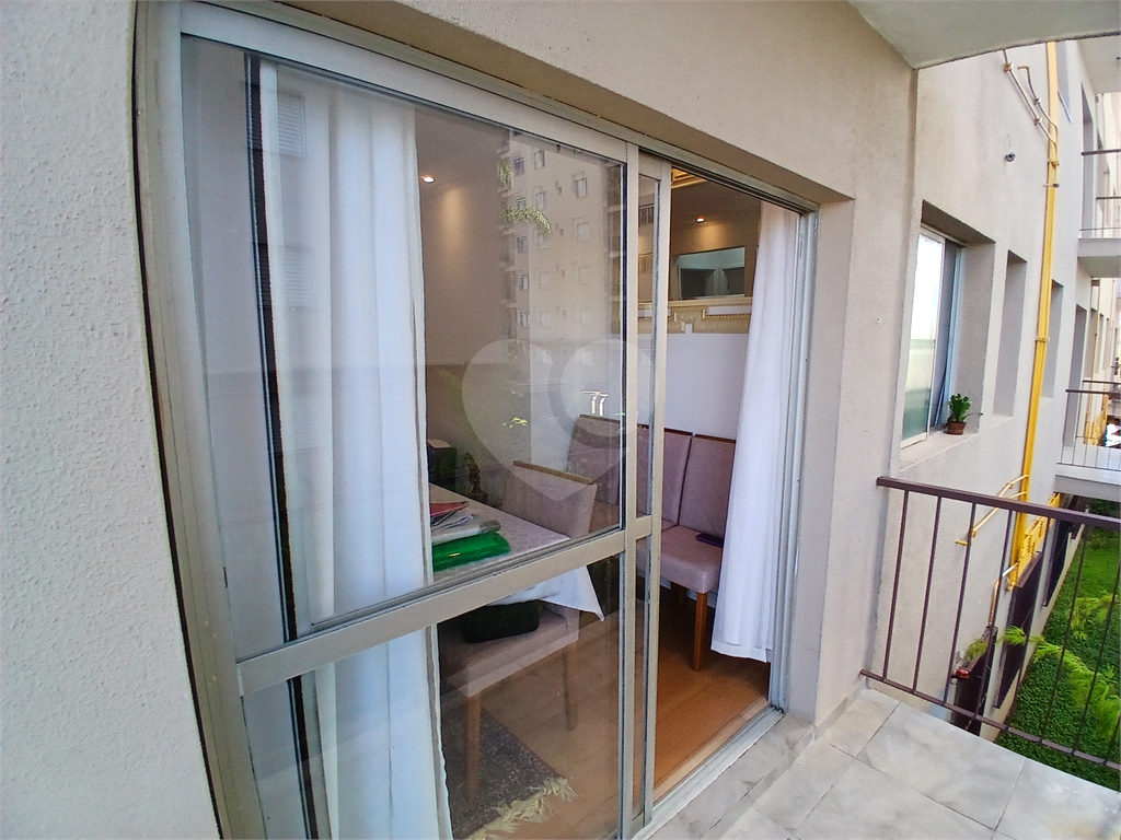Apto 2 quartos, sala com varanda e vaga de garagem