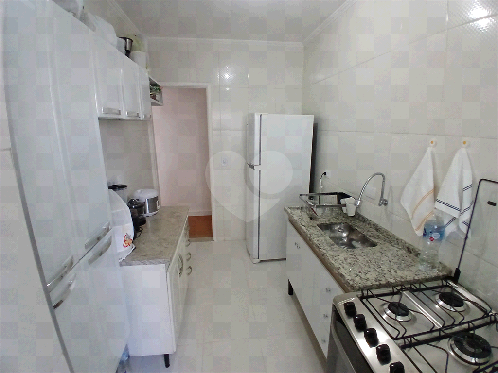 Apto 2 quartos, sala com varanda e vaga de garagem