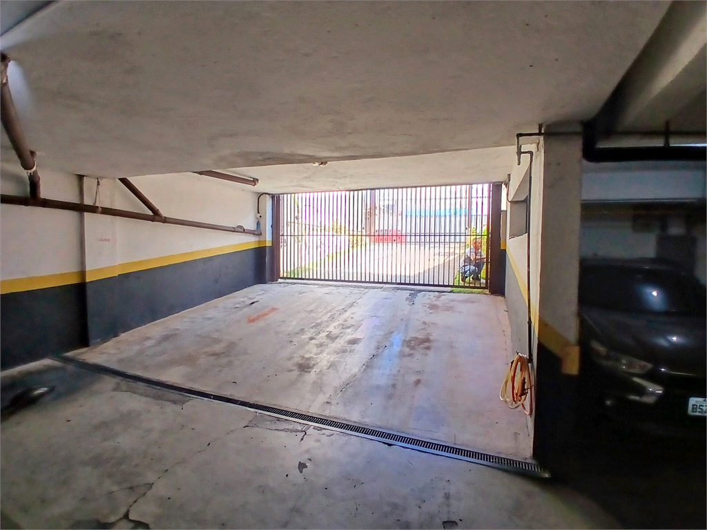 Apto 2 quartos, sala com varanda e vaga de garagem