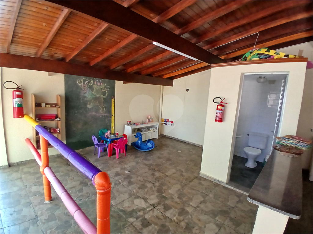 Apto 2 quartos, sala com varanda e vaga de garagem