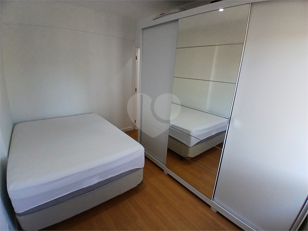 Apto 2 quartos, sala com varanda e vaga de garagem
