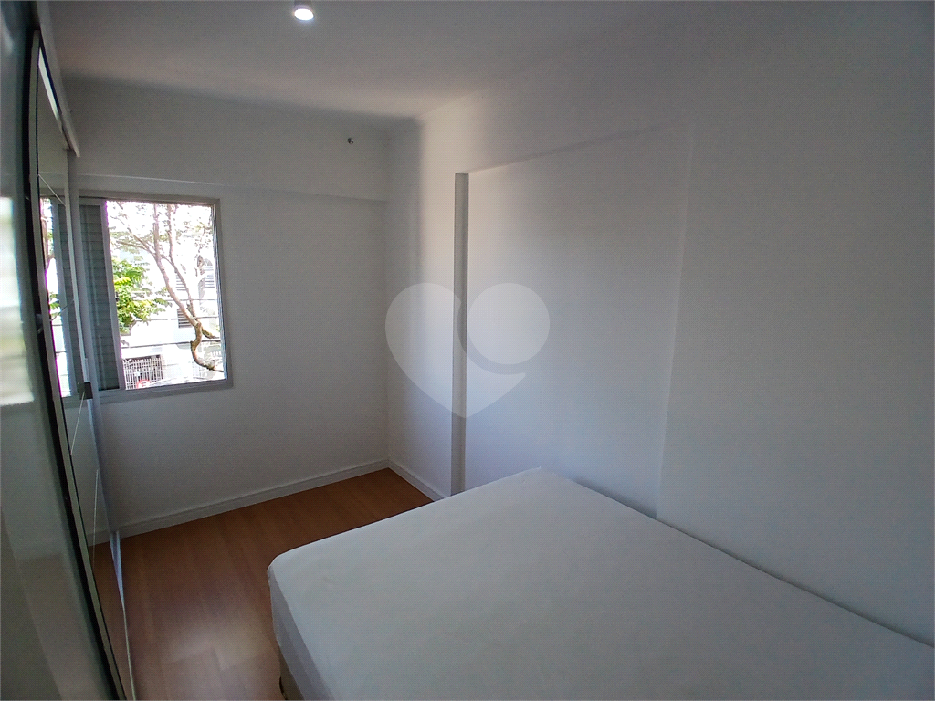 Apto 2 quartos, sala com varanda e vaga de garagem