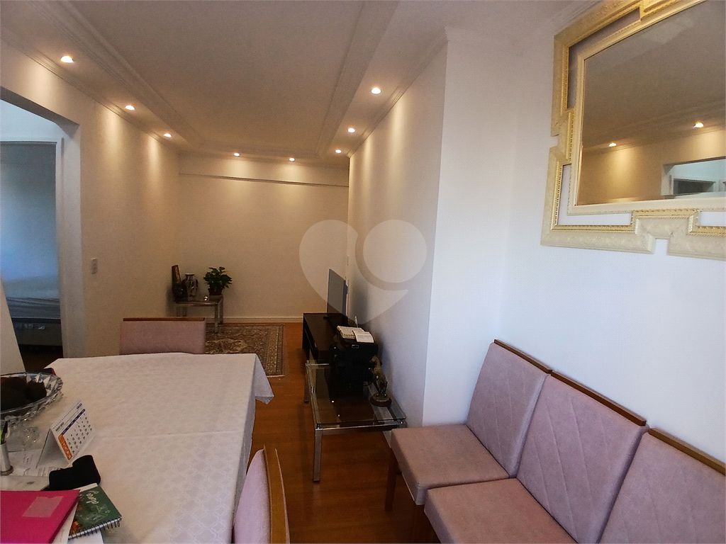 Apto 2 quartos, sala com varanda e vaga de garagem