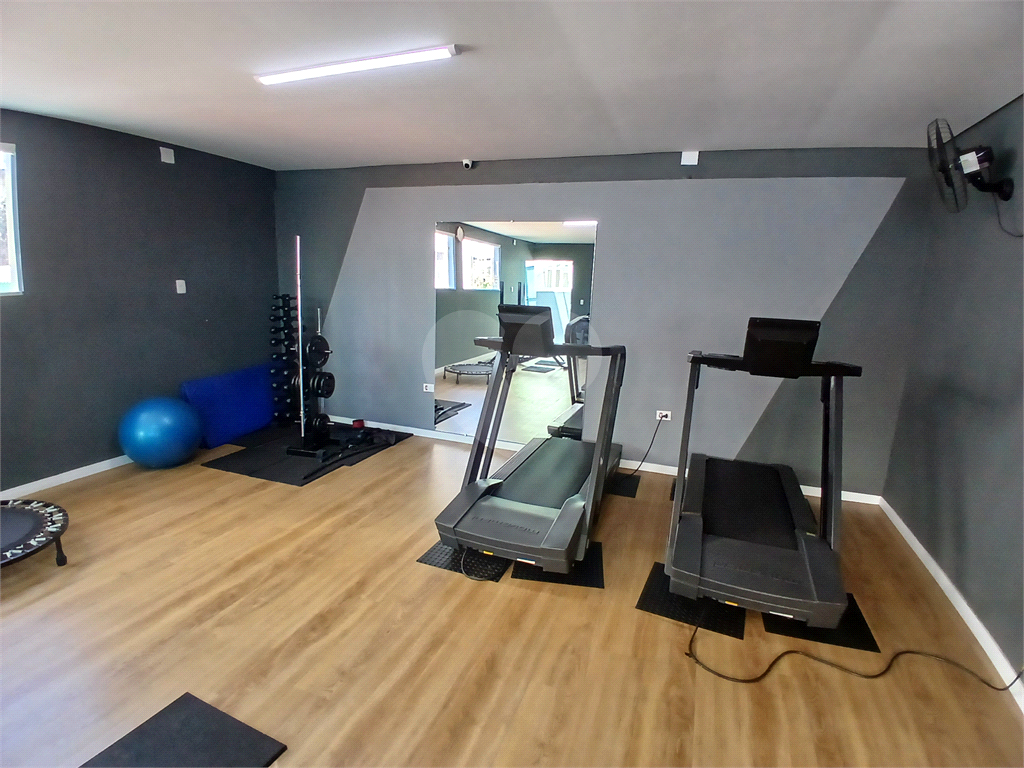 Apto 2 quartos, sala com varanda e vaga de garagem