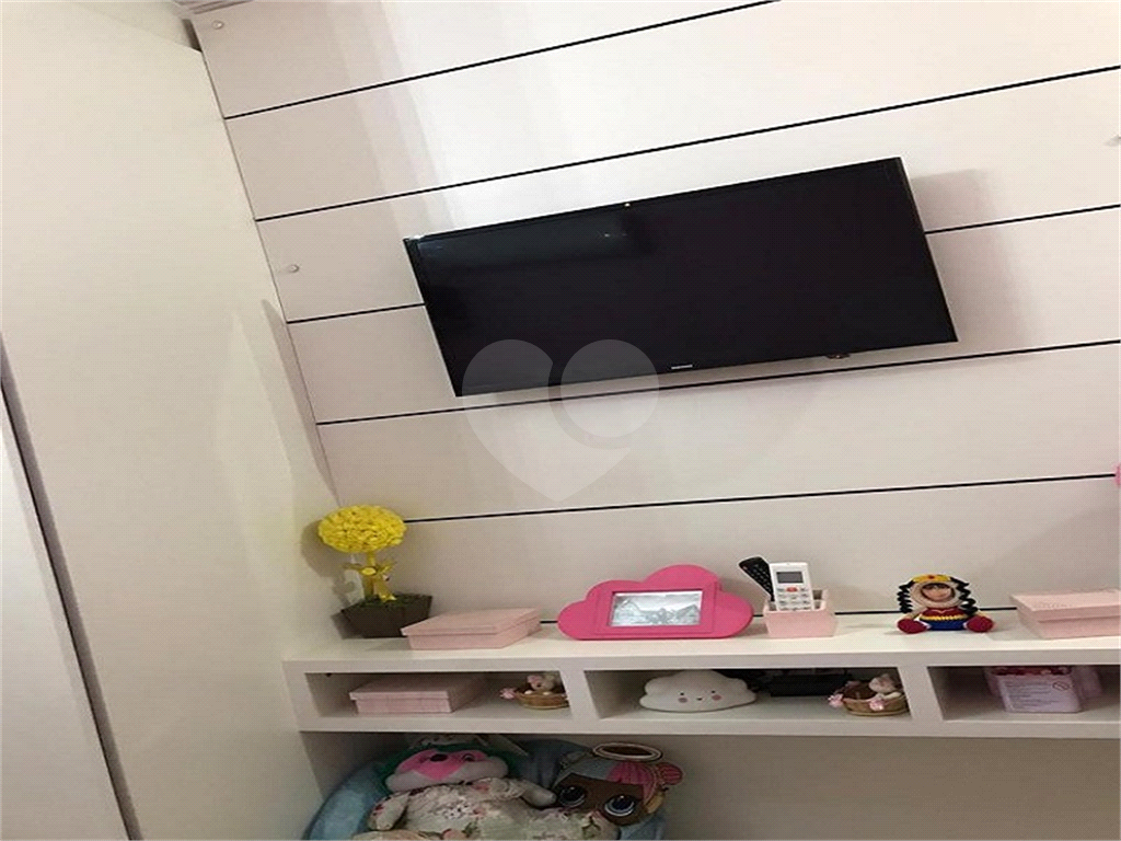Casa térrea com entrada lateral sendo 3 dormitórios, sendo 2 suítes e duas vagas