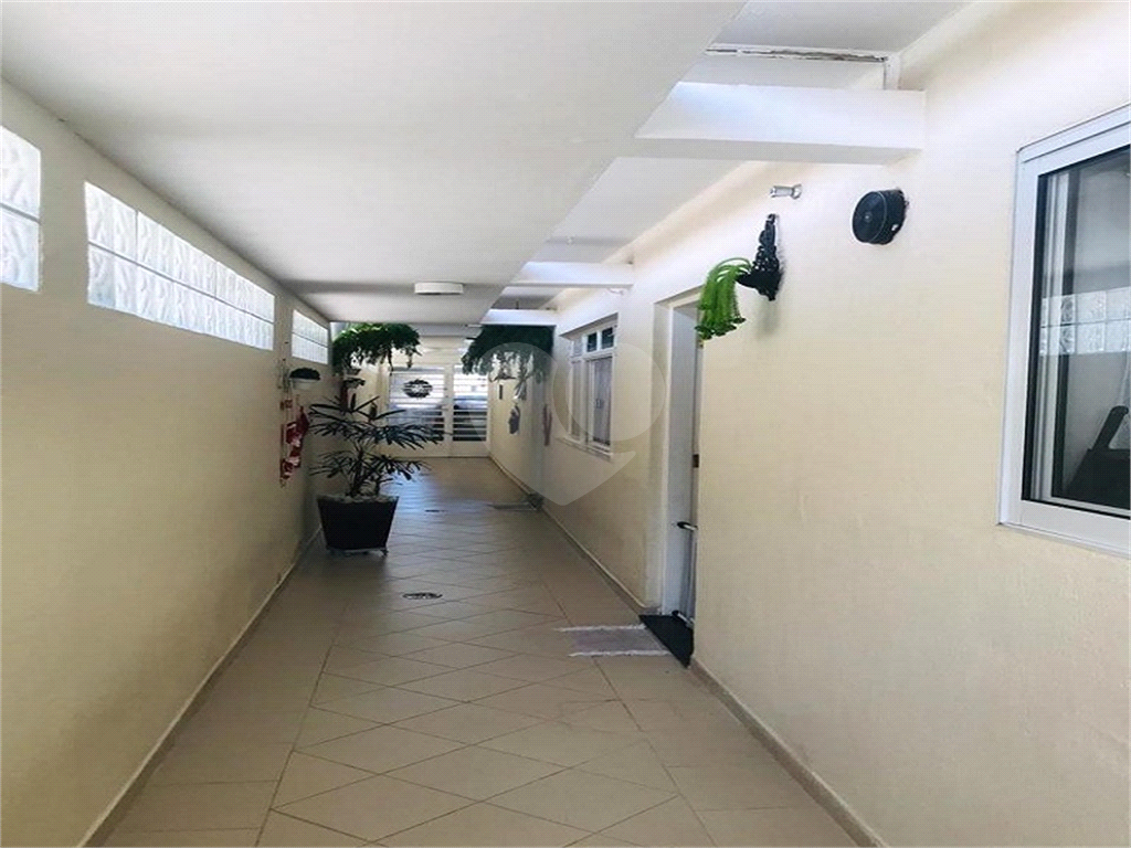 Casa térrea com entrada lateral sendo 3 dormitórios, sendo 2 suítes e duas vagas