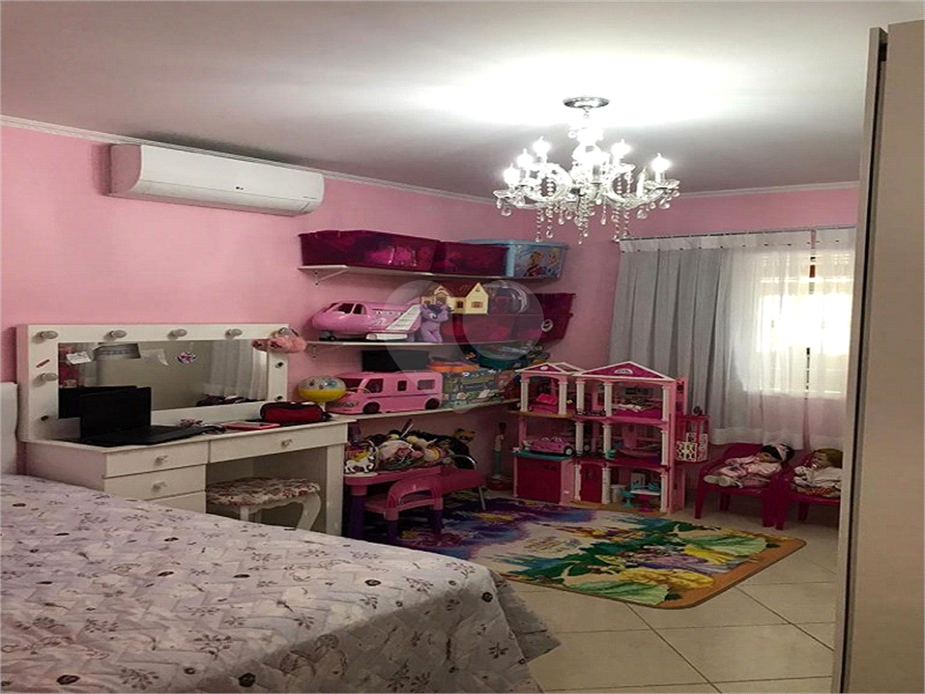 Casa térrea com entrada lateral sendo 3 dormitórios, sendo 2 suítes e duas vagas