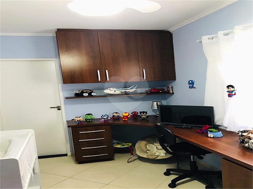 Casa térrea com entrada lateral sendo 3 dormitórios, sendo 2 suítes e duas vagas